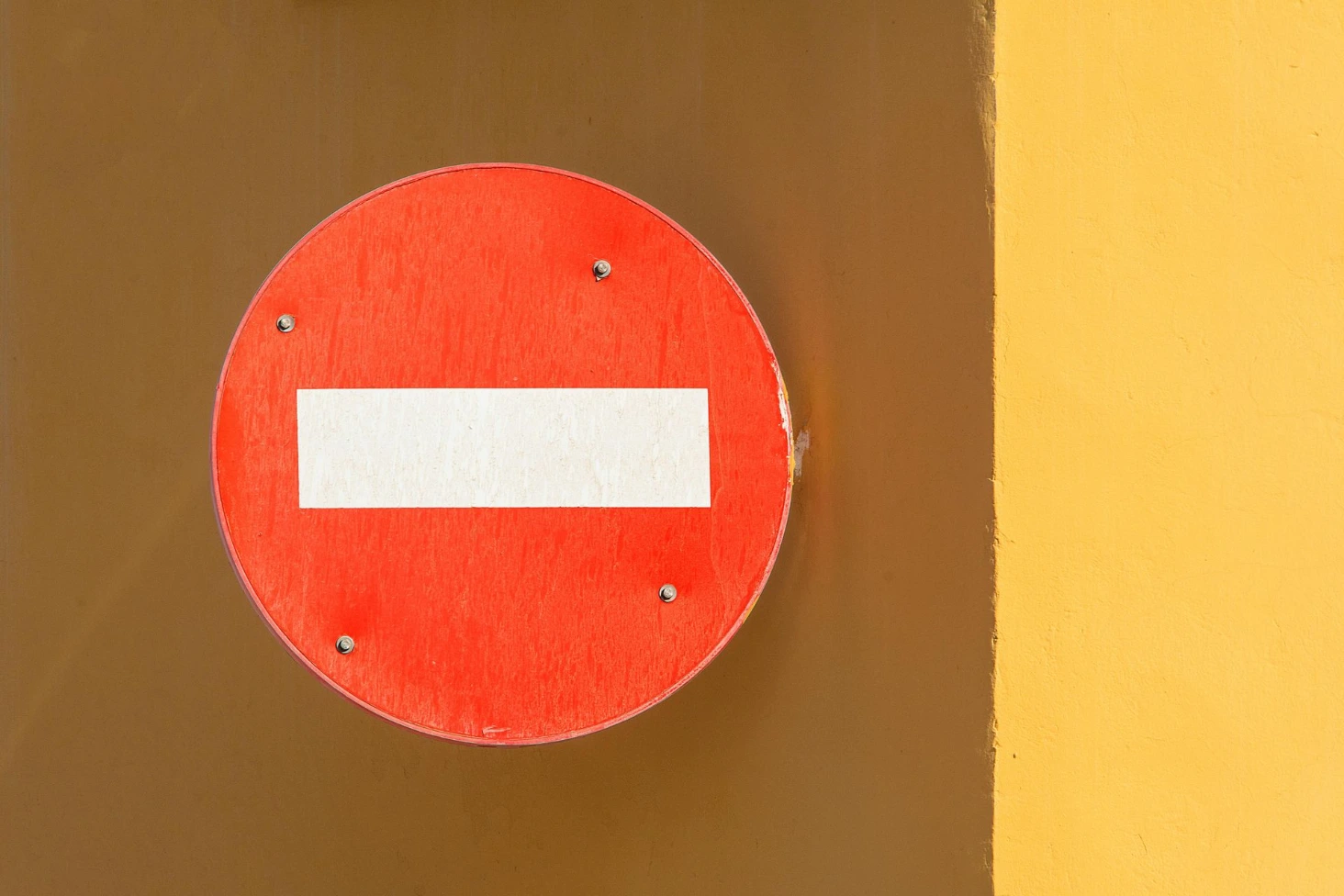 Panneau interdit sur un fond bicolore marron et ocre.