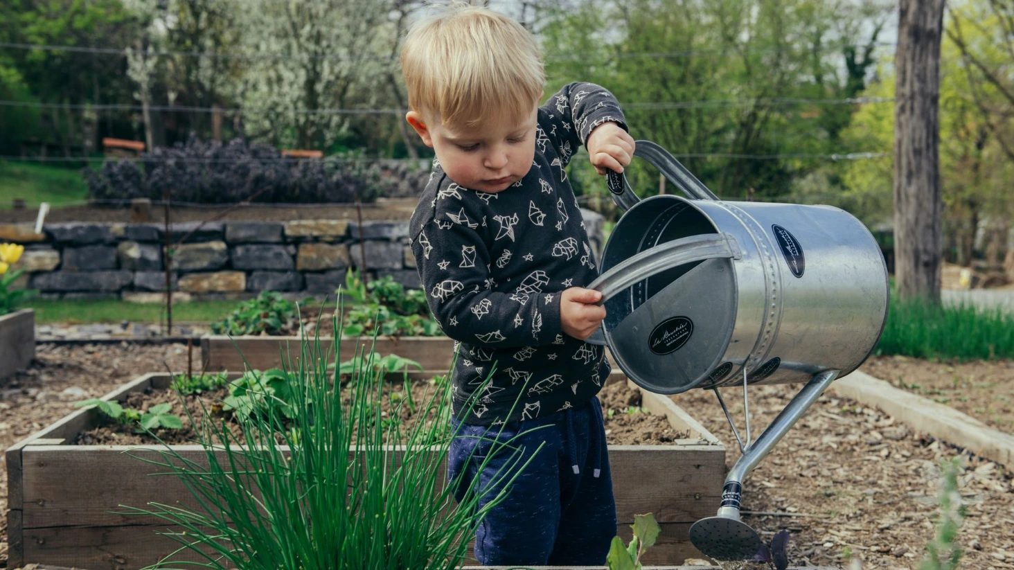 Enfant en train de jardiner dans un potager