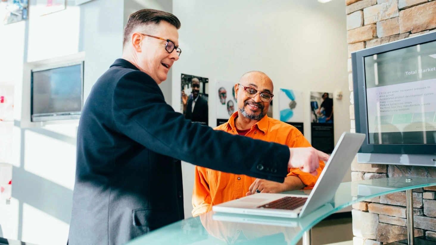 Collaboration entre un client et une entreprise TPE.