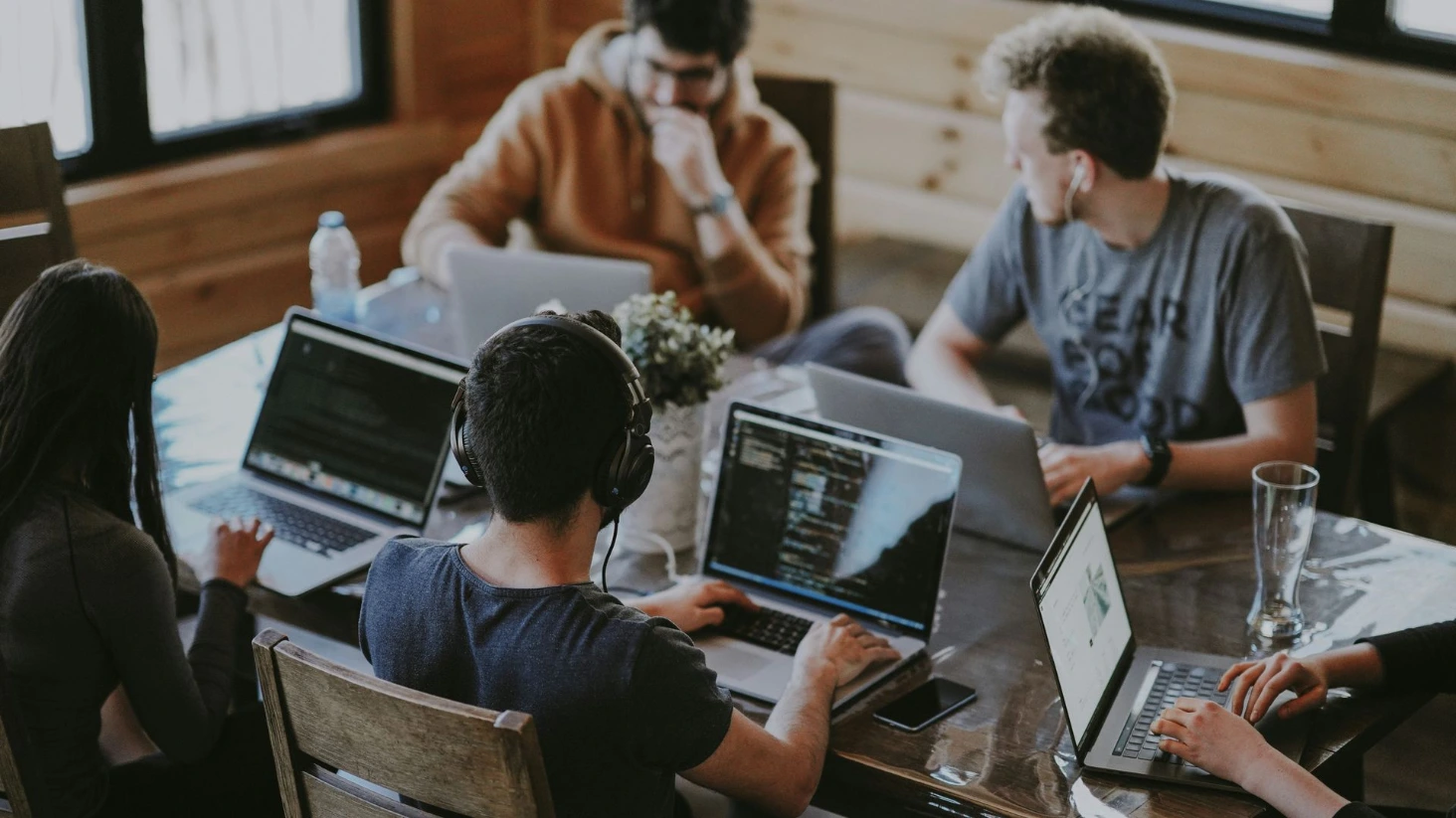 Scène réaliste d’une petite entreprise engagée RSE : équipe en réunion, échanges simples, collaboration et actions responsables au quotidien.
