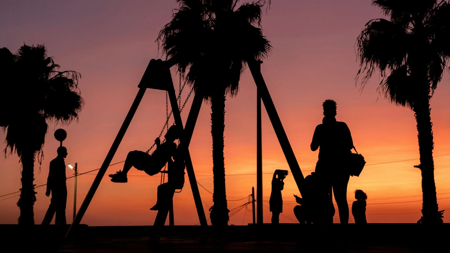 Aire de jeux avec des enfants sous le coucher de soleil