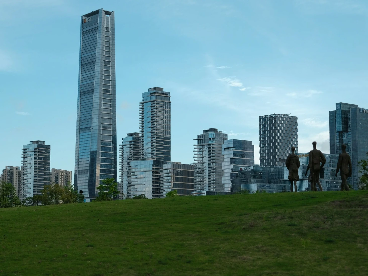 parc devant un centre d'affaires