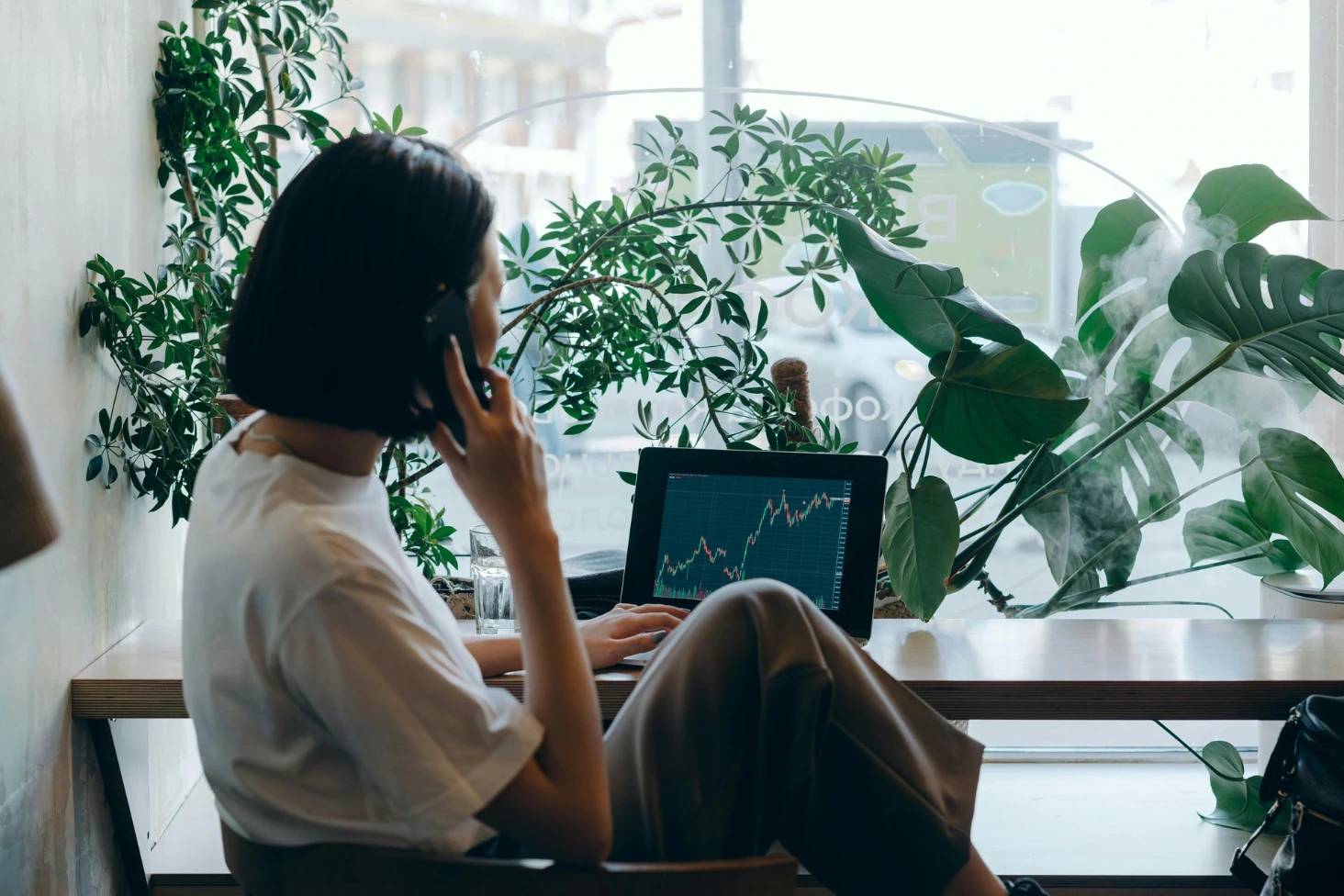 Analyse de données sur écran pour un diagnostic RSE, avec tableaux et indicateurs ESG utilisés pour évaluer la performance d’une entreprise.