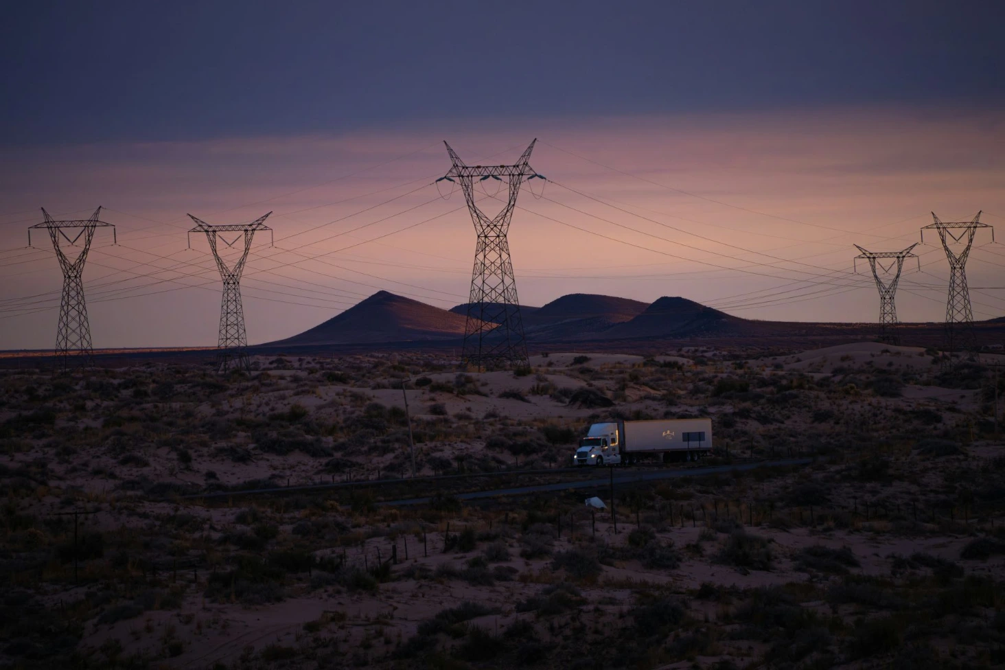 camion sur la route devant un coucher de soleil