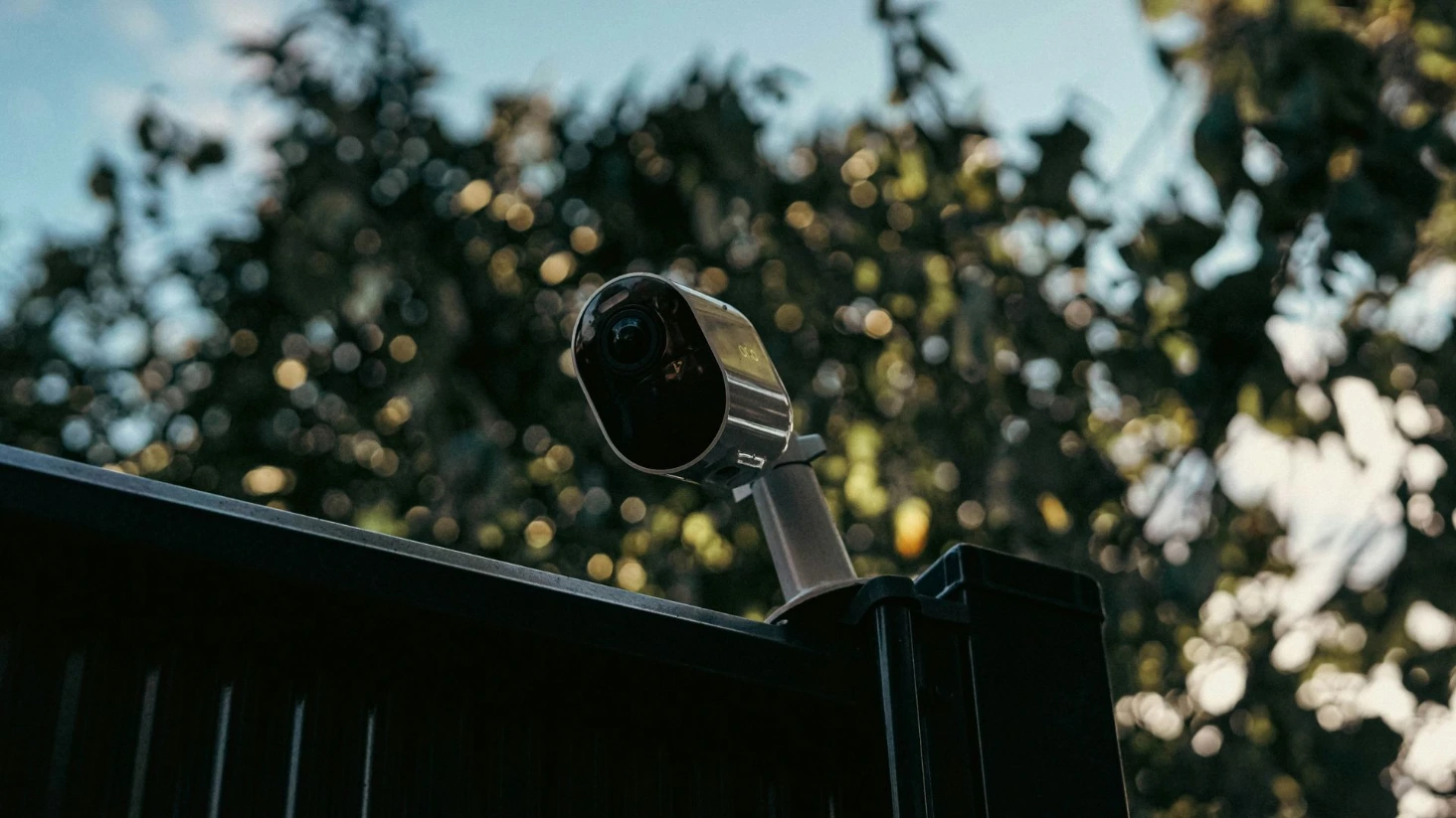 Une caméra de surveillance à l'extérieur