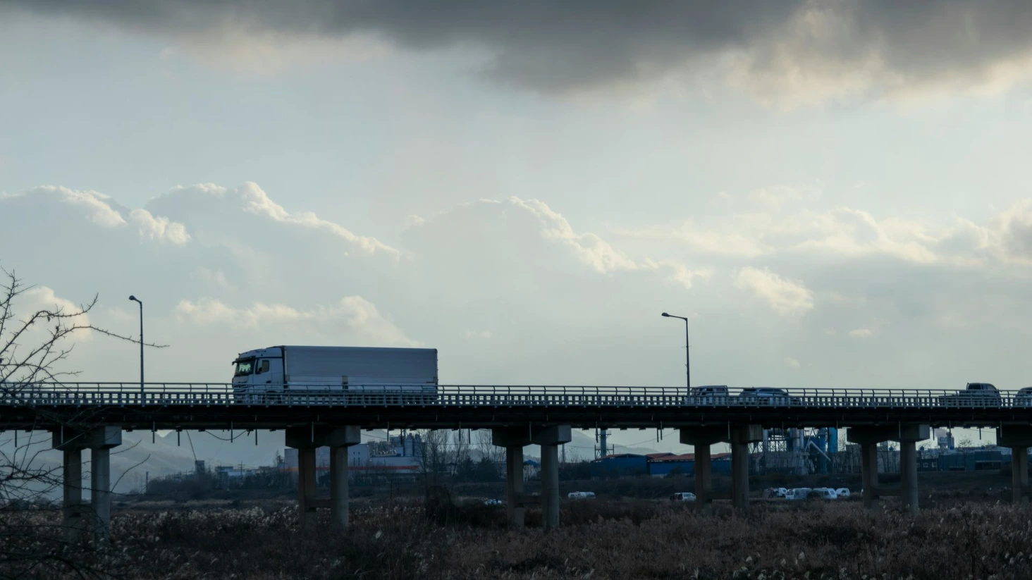 camion sur un pont